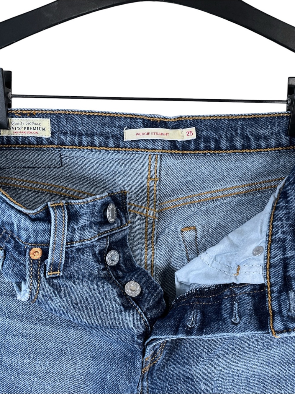 Levi’s Wedgie Straight Ankle Jean 
Women’s size 25 x 28 in Medium Wash - Picture 4 of 7